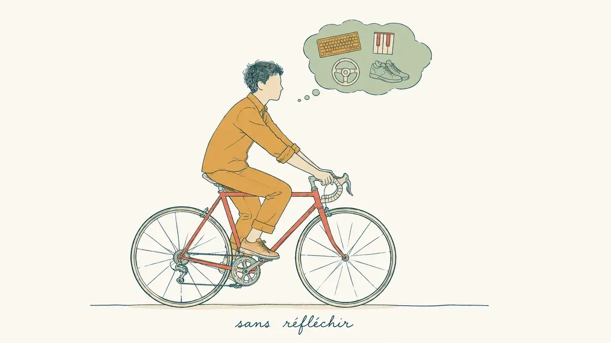 Une personne fait du vélo, avec des rappels de gestes comme taper au clavier ou jouer du piano.